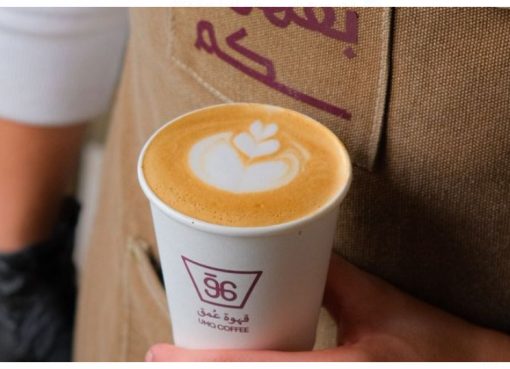 تجربة قهوة مختلفة مع قهوة عُمق: دليل احترافي لتحضير V60 الساخنة والباردة تحضير V60 الساخنة