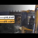 رغم الهدم.. فلسطيني يتحدى الاحتلال برفع العلم فوق أنقاض بيته