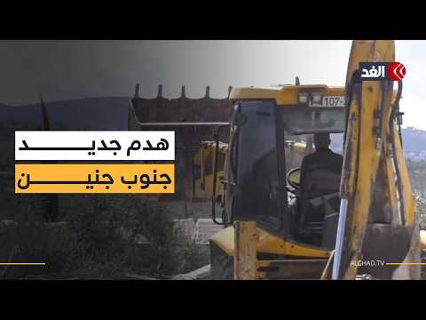 رغم الهدم.. فلسطيني يتحدى الاحتلال برفع العلم فوق أنقاض بيته